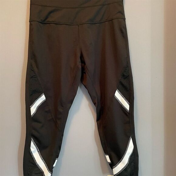 Zella Women's Capri Leggings Black/White M Mid-Rise Activewear - Picture 1 of 9